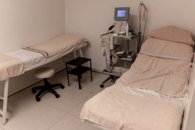 Profesyonel fizyoterapi için yer var. Elektronik akımlı fizyoterapi makinesi. Fizyoterapi tekniği..