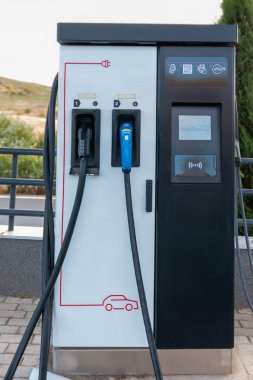 EV şarj istasyonu, temiz enerji dolum teknolojisi, elektrikli araba şarjı. Yedek yakıt.. 