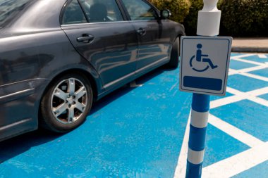 Bir araba, sadece engelliler için özel park yeri olan asfalt park yerinde engelli işareti olan bir yere park edilmiştir. Engelliler için ulaşım kolaylığı