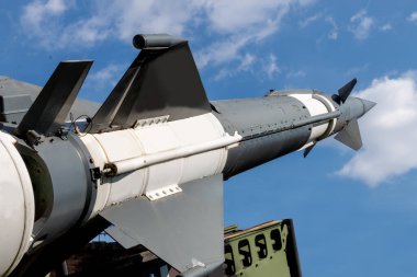 Füzeler gökyüzüne nişan alındı. Nükleer bomba, kimyasal silahlar, füze savunması, yaylım ateşi sistemi. Silahlı çatışma. Askeri kavram