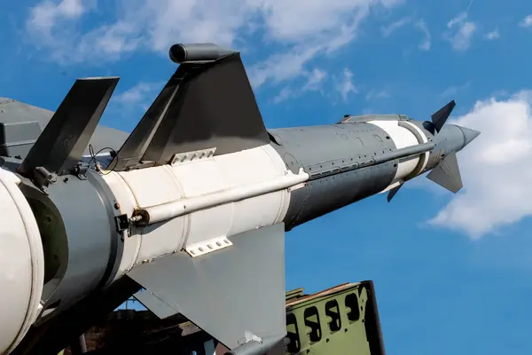 Füzeler gökyüzüne nişan alındı. Nükleer bomba, kimyasal silahlar, füze savunması, yaylım ateşi sistemi. Silahlı çatışma. Askeri kavram