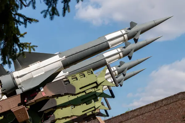 Füzeler gökyüzüne nişan alındı. Nükleer bomba, kimyasal silahlar, füze savunması, yaylım ateşi sistemi. Silahlı çatışma. Askeri kavram