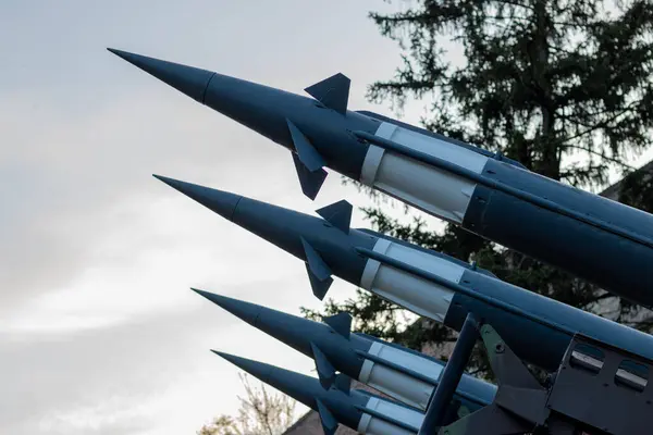 Füzeler gökyüzüne nişan alındı. Nükleer bomba, kimyasal silahlar, füze savunması, yaylım ateşi sistemi. Silahlı çatışma. Askeri kavram