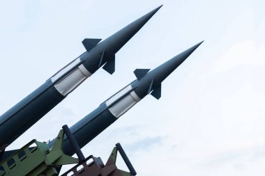 Füzeler gökyüzüne nişan alındı. Nükleer bomba, kimyasal silahlar, füze savunması, yaylım ateşi sistemi. Silahlı çatışma. Askeri kavram