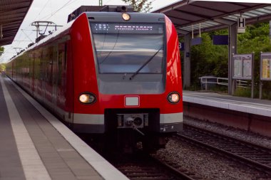 Elektrikli tren ve boş platform. Platformda kimse olmadan tren istasyonu. Salgın sırasında toplu taşıma. Banliyö trenleri.