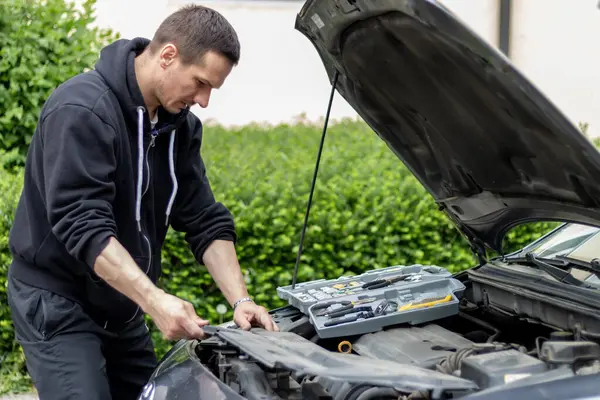 Araba seyahat ederken bozuldu. Şehir dışında kaputu açık bozuk bir arabanın yanında hayal kırıklığına uğramış bir adam. Genç bir adam arabanın kaputunun altına bakar..