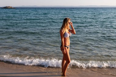 Genç ve güzel bir kadın yolculuk boyunca sakin okyanus doğasının tadını çıkarıyor.