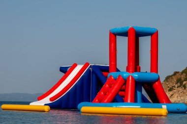 Deniz kenarında su şişirilebilir cazibe. Denizde oyuncak.. 