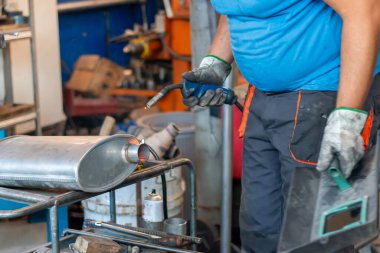 Araba borusu kaynaklama. Araba atölyesinde egzoz egzozunun arka egzozunun değiştirilmesi. Araba egzoz sistemi tamiri.