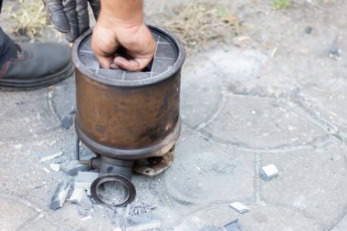 Hasarlı bir kamyonun DPF 'sine yakın çekim, dizel partikül filtresi. Katalitik dönüştürücünün çekirdeği, içinde değerli metaller bulunan bir iç seramik bal peteği yapısıdır..