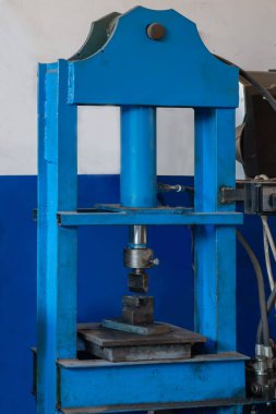 Bir atölyede hidrolik zemin presi. Etkili metal oluşumu ve şekli için tasarlanmış dayanıklı hidrolik baskı