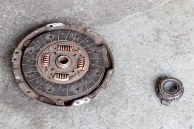 Disk ve debriyaj sepetinde sorun var. Arabalara yedek parça. Araba debriyajı..