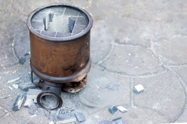 Hasarlı bir kamyonun DPF 'sine yakın çekim, dizel partikül filtresi. Katalitik dönüştürücünün çekirdeği, içinde değerli metaller bulunan bir iç seramik bal peteği yapısıdır..