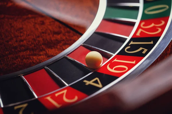 Casino Ruleta Primer Plano Una Bola Ruleta Sectores Rojo Negro — Foto de Stock