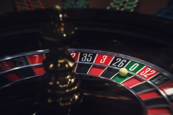Casino Ruleta Primer Plano Una Bola Ruleta Sectores Rojo Negro — Foto de Stock