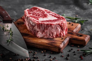 Et işleme tesisi. Kancalara sığır eti leşleri asılıyor. Mezbaha, doğranmış sığır eti.. 