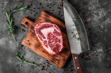 Et işleme tesisi. Kancalara sığır eti leşleri asılıyor. Mezbaha, doğranmış sığır eti.. 