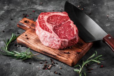 Et işleme tesisi. Kancalara sığır eti leşleri asılıyor. Mezbaha, doğranmış sığır eti.. 