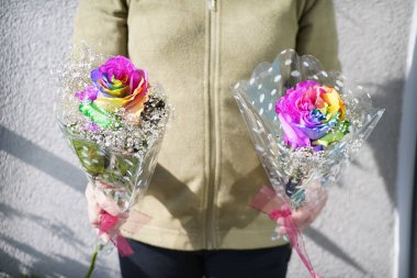 buket çiçek elinde