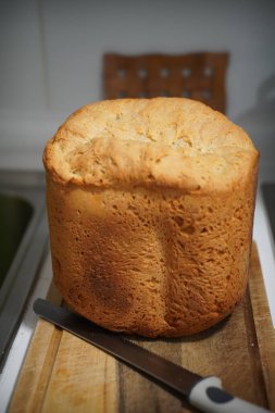 Beyaz bir tabakta taze pişmiş ekmek..