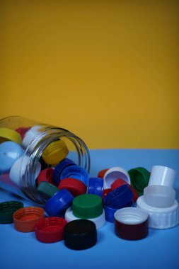 Farklı renkli kapakları geri dönüşümle