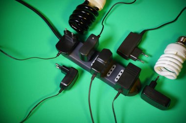 Renk arkaplanındaki farklı elektrik prizi