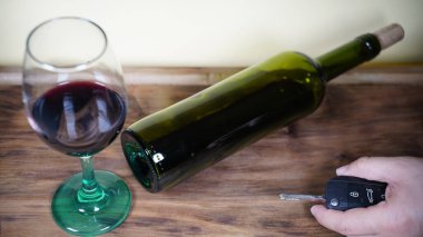 Eğer içki içeceksen, arabanı kullanma, anahtarlarını ver..