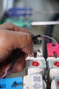 otomatik çamaşır makinesinin elektrik bağlantıları denetleniyor
