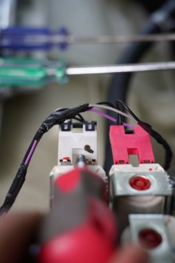 otomatik çamaşır makinesinin elektrik bağlantıları denetleniyor