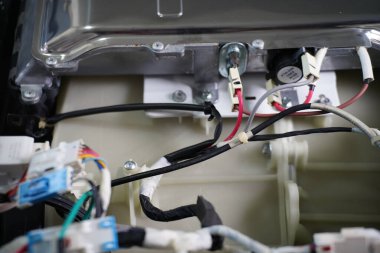 Otomatik çamaşır makinesinin elektronik parçaları kontrol ediliyor