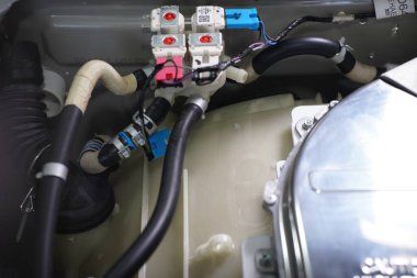 Otomatik çamaşır makinesinin elektronik parçaları kontrol ediliyor