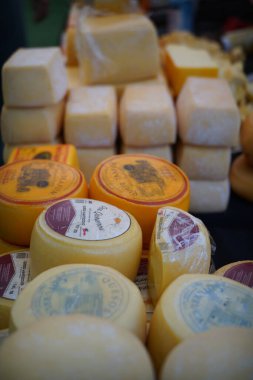 Pazarda peynir ve peynir