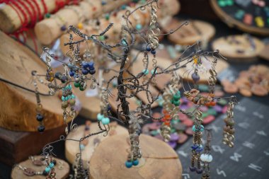 Farklı renklerde taşlardan yapılmış halkalar.