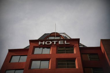 Kırmızı çatılı bir otel binası.