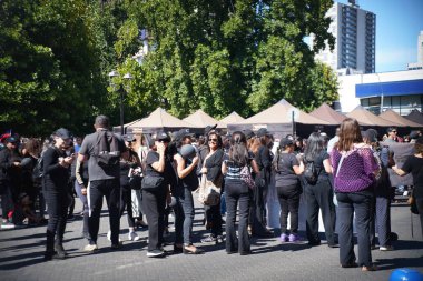 Halk öğretmenlere karşı şiddeti protesto etmek için toplandı