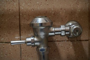 Duvara monte edilmiş banyo musluğu