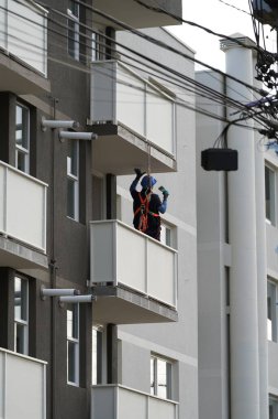 Bir binanın balkonunda çalı çırpı ile boyanmış..