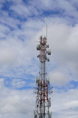 bulutlu mavi gökyüzüne karşı mobil iletişim kulesi