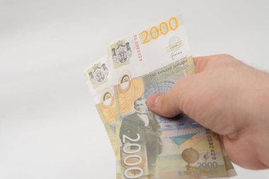 Bir yığın para tutan adam 2000 RSD Sırp Dinar banknot kağıt para birimi beyaz arkaplanda izole