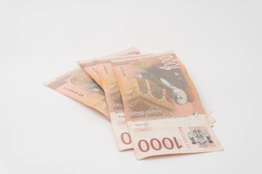 Yığınla para. Beyaz arka planda izole edilmiş 3000 RSD Sırp Dinar banknot kağıt para birimi.