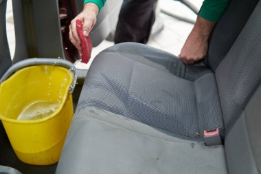 Araba temizleme - erkek profesyonel buhar süpürgesi kullanıyor. Kirli araba koltukları için kimyasal temizlik ve çıkartma metodu.
