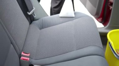 Araba temizleme - erkek profesyonel buhar süpürgesi kullanıyor. Kirli araba koltukları için kimyasal temizlik ve çıkartma metodu.