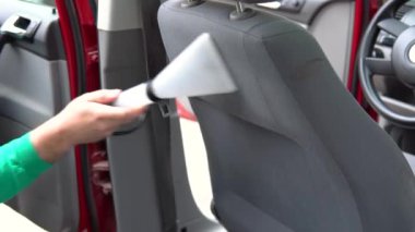 Araba temizleme - erkek profesyonel buhar süpürgesi kullanıyor. Kirli araba koltukları için kimyasal temizlik ve çıkartma metodu.
