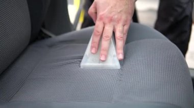 Araba temizleme - erkek profesyonel buhar süpürgesi kullanıyor. Kirli araba koltukları için kimyasal temizlik ve çıkartma metodu.