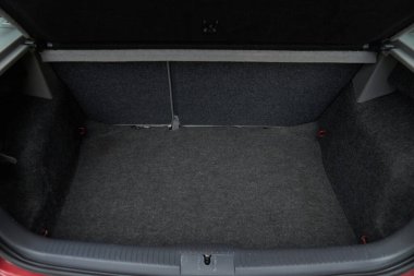 Bagajı açık modern hatchback araba. Bagaj bagajı açık. Araba yolculuk için hazırlandı ve yolculardan sonra bekledi. Kasalar ve çantalar için çok yer var. Yolculuğa hazır mısın?