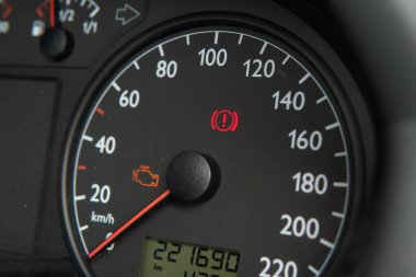 Gösterge panelinde yanan motor ışığını kontrol et