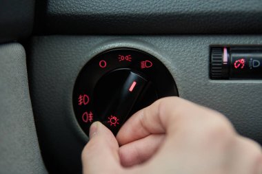 Erkek eli farların düğmelerini açar.