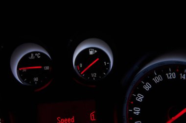 Otomobil hız göstergesi - düşük yakıt göstergesine sahip otomatik gösterge paneli