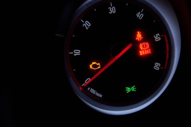 Araç gösterge panelinde ışık hatası yakıldı
