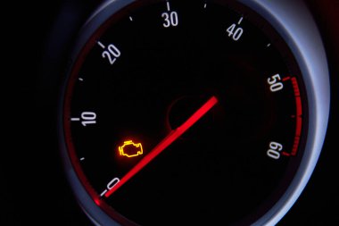 Araç gösterge panelinde yanan motor hata ışığını kontrol et